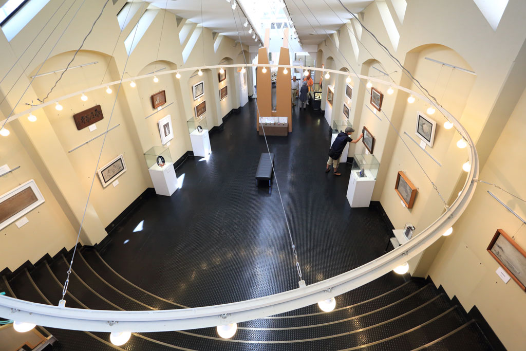 伊豆松崎町「長八美術館」館内の一部