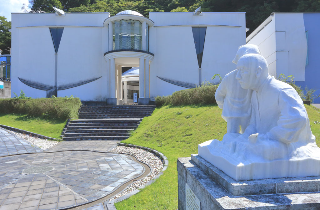 伊豆松崎町「長八美術館」入口のブロンズ像