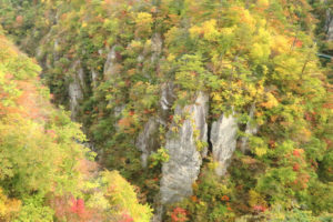 宮城県「秋の鳴子峡」岩の屏風を彩る紅葉