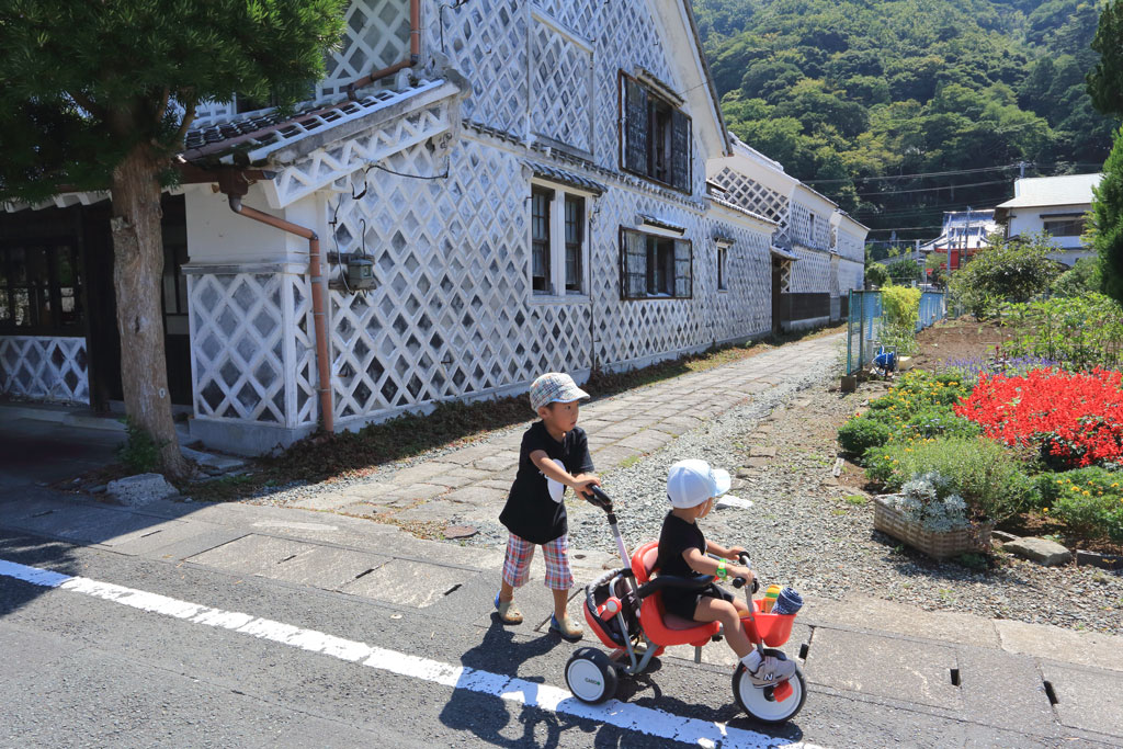 伊豆松崎町「近藤家のなまこ壁」近くで遊ぶ幼児
