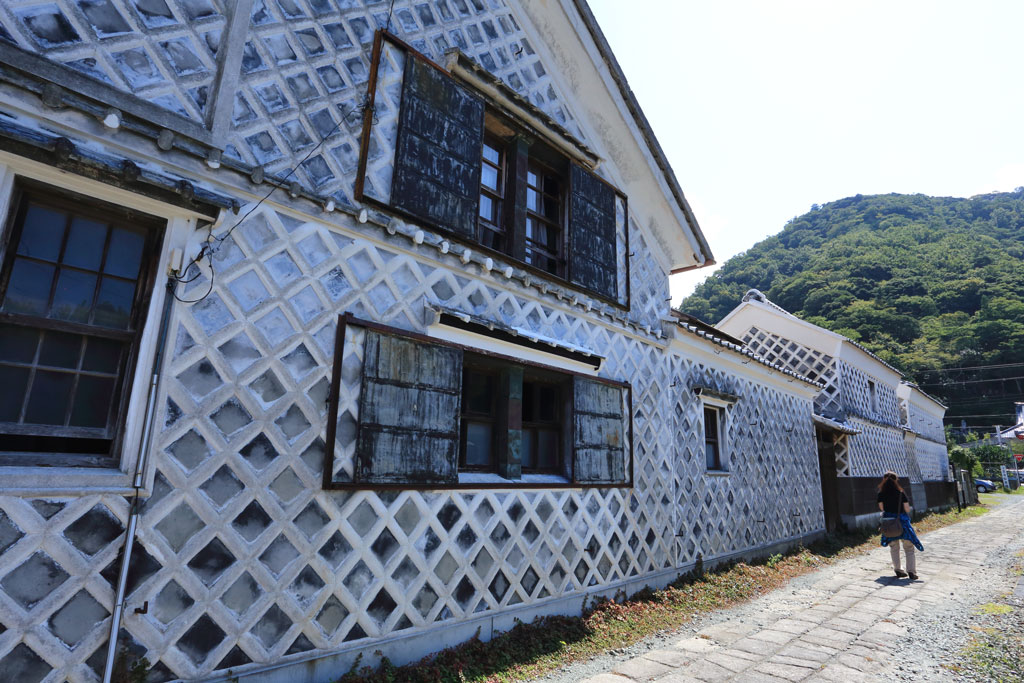 伊豆松崎町「近藤家のなまこ壁」長く続くなまこ壁