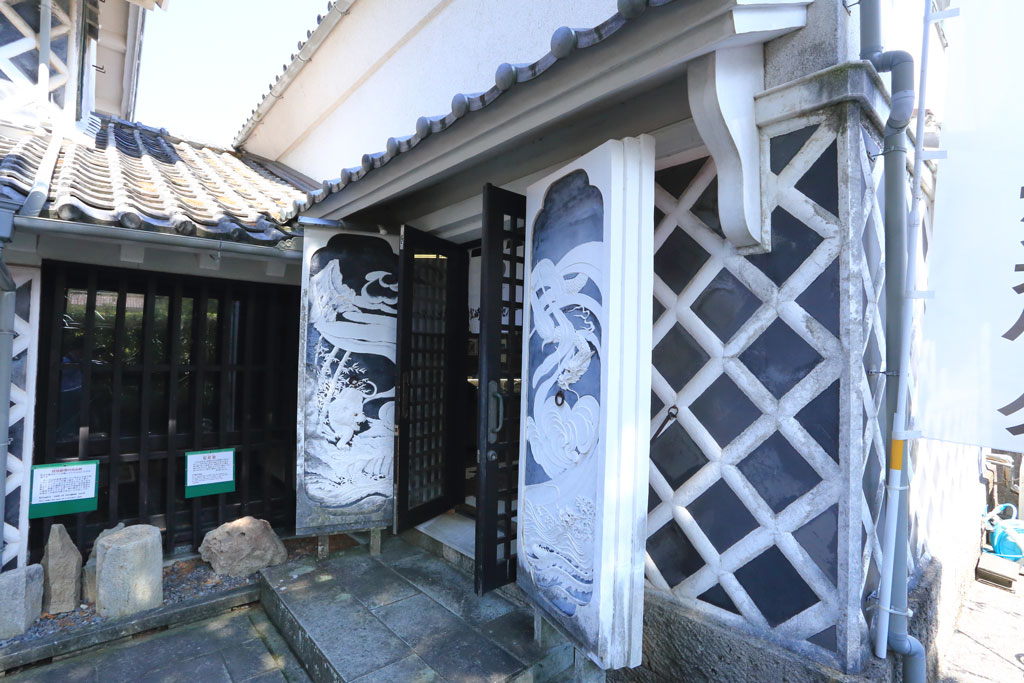 伊豆松崎町「中瀬邸」土蔵扉の漆喰鏝絵の龍虎