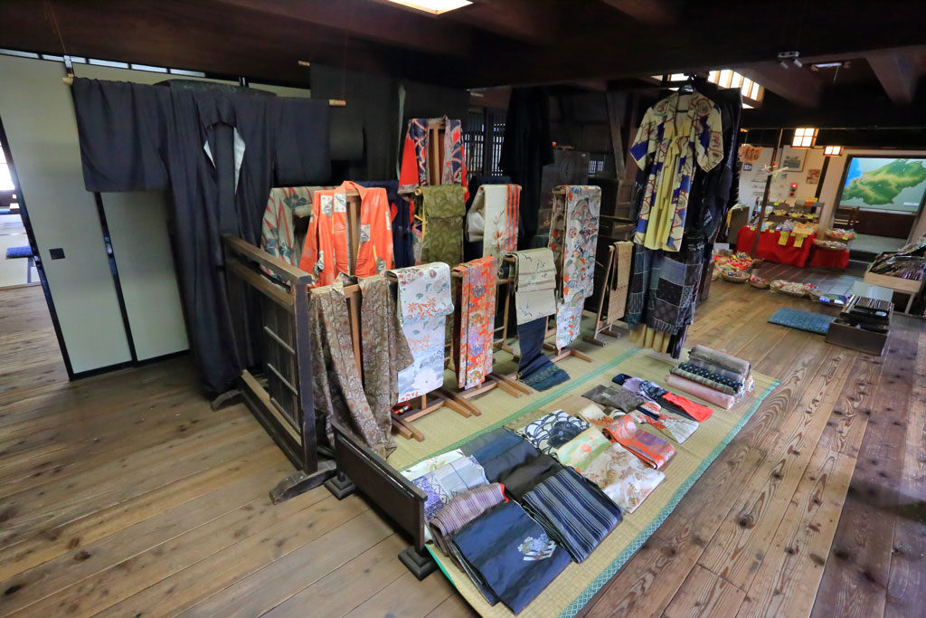 伊豆松崎町「中瀬邸」内部の織物の展示