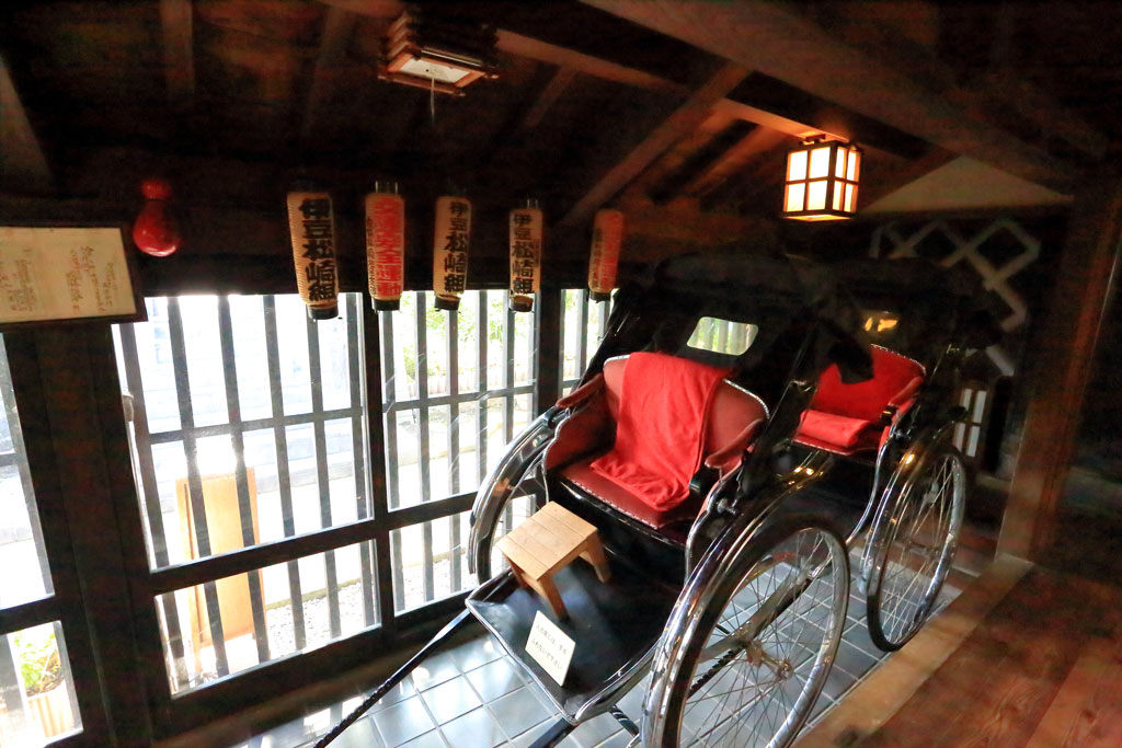 伊豆松崎町「中瀬邸」入口脇の人力車