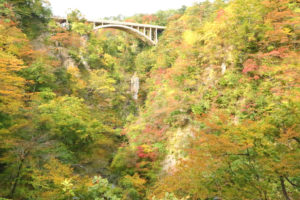 宮城県「秋の鳴子峡」紅葉の鳴子橋