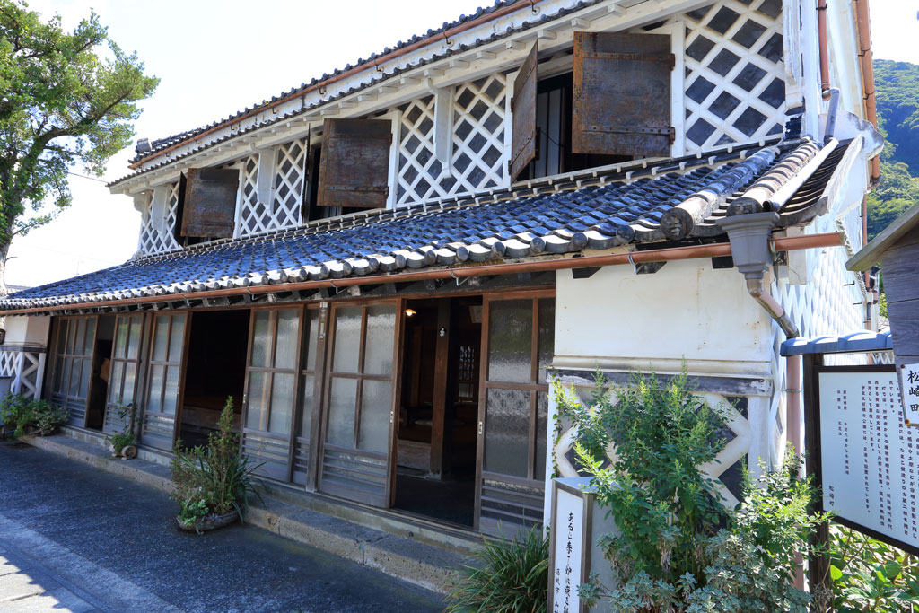 伊豆松崎町「伊豆文邸」なまこ壁の建物正面
