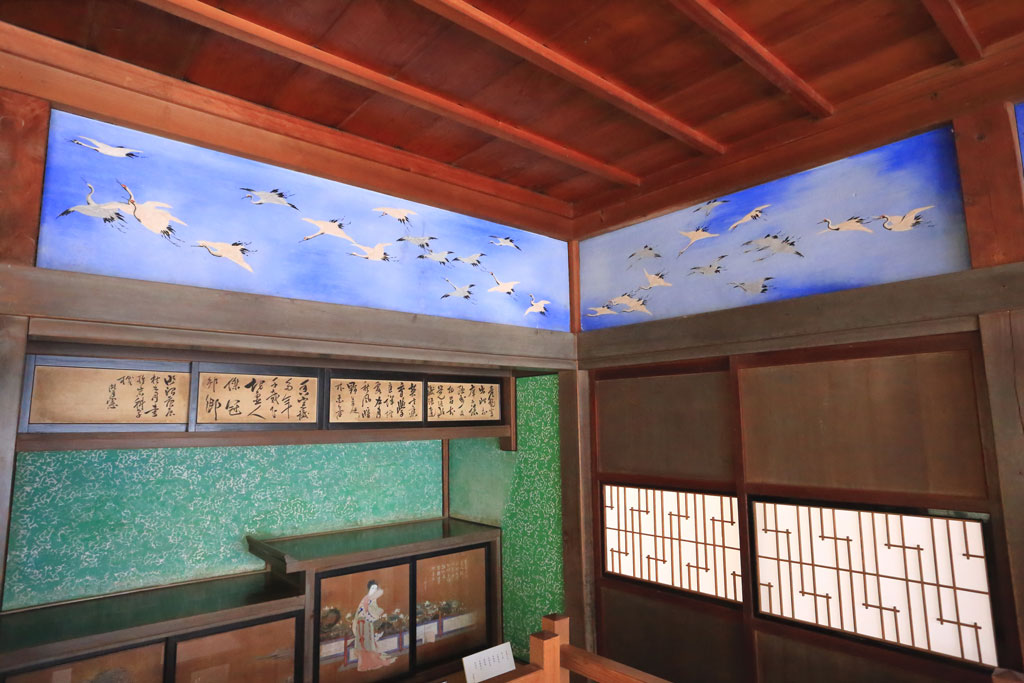 伊豆松崎町「重要文化財 岩科学校」長八作漆喰鏝絵の千羽鶴