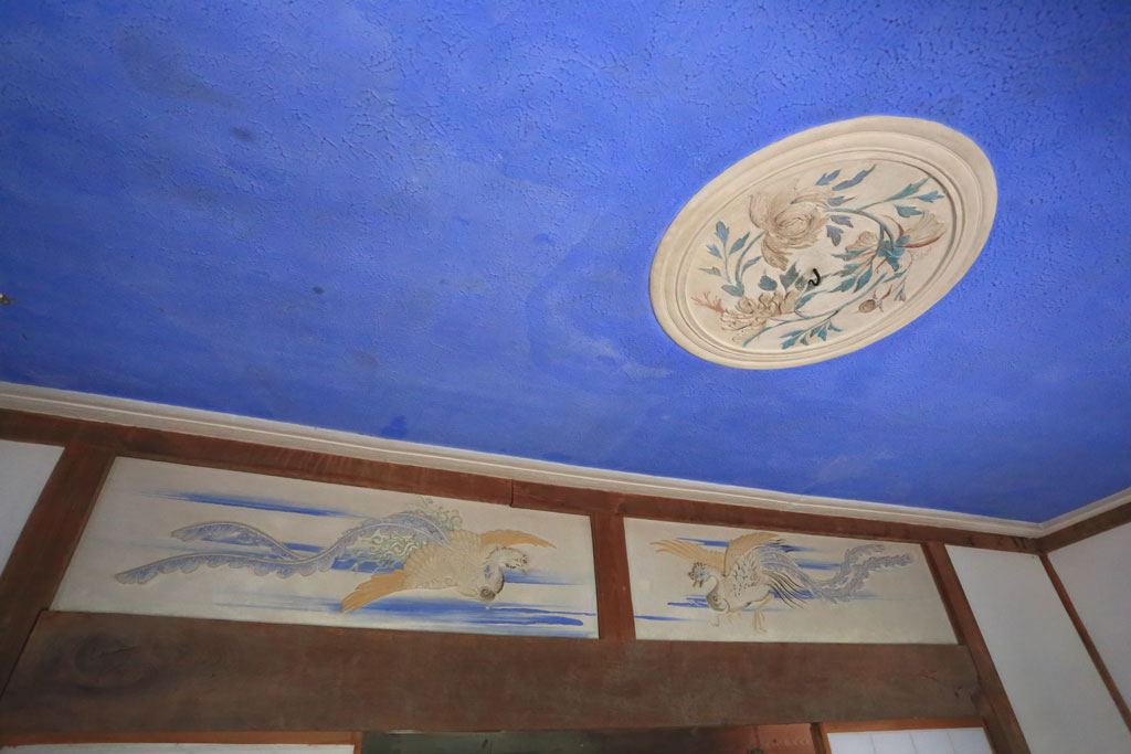 伊豆松崎町「重要文化財 岩科学校」漆喰鏝絵の鳳凰