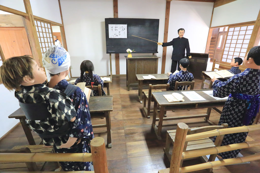 伊豆松崎町「重要文化財 岩科学校」当時の授業風景
