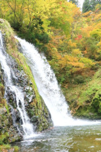 山形県「銀山温泉」紅葉の「白銀の滝」