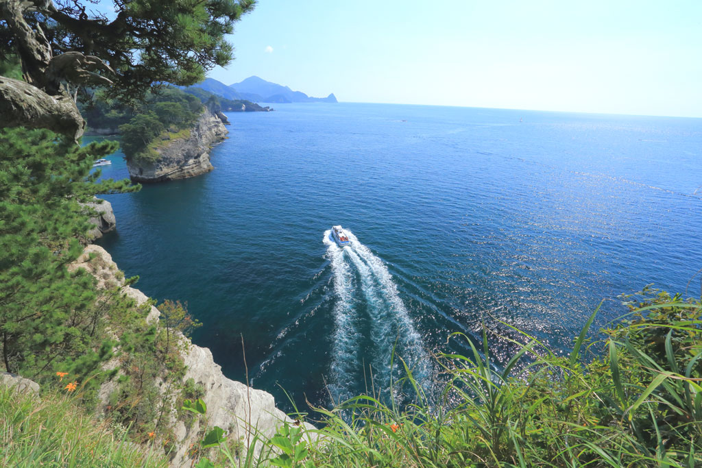 西伊豆「堂ヶ島」天窓洞から帰港の遊覧船