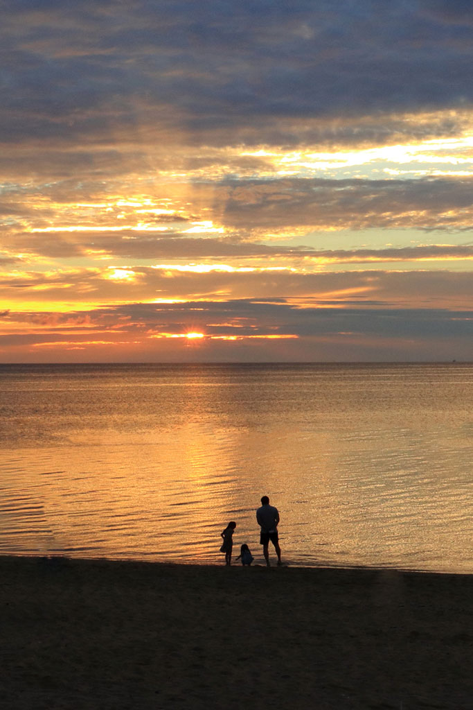石垣島「フサキビーチ」夕景の親子