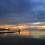 石垣島「フサキビーチ」茜色に染まる浮き桟橋のカップル