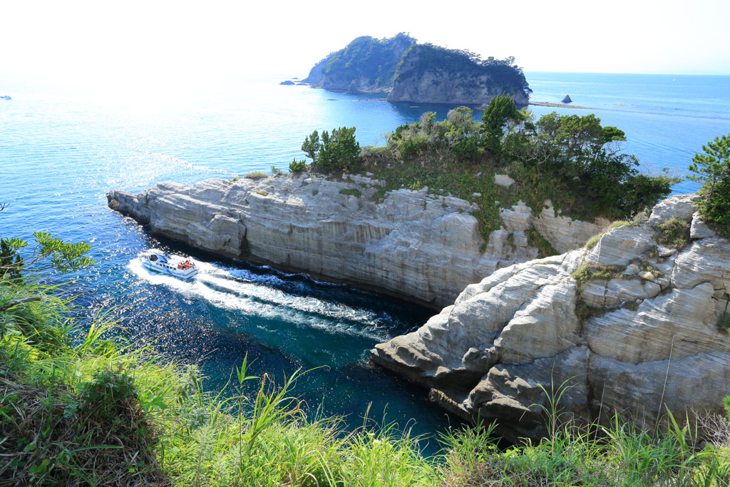 西伊豆「三四郎島」堂ヶ島より三四郎島を望む