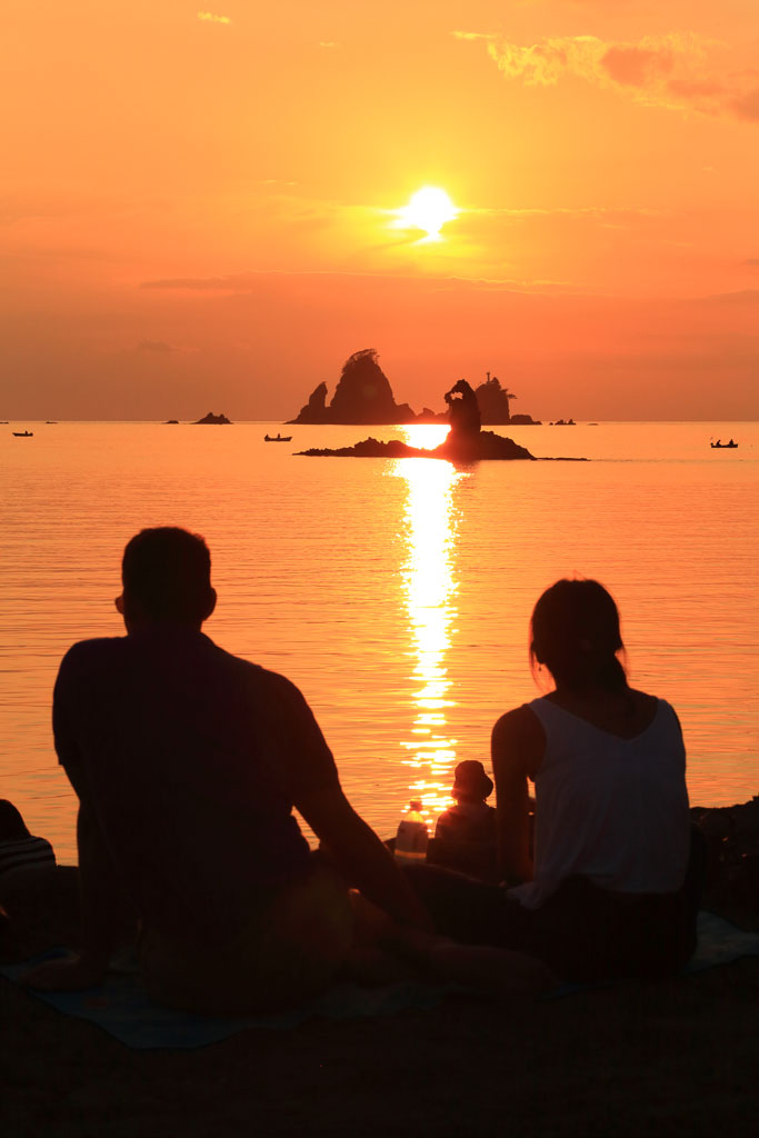 西伊豆「大田子海岸」夕日を眺めるカップル