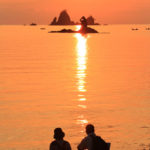 西伊豆町「大田子海岸の夕日・夕景」光線を見つめる夫婦