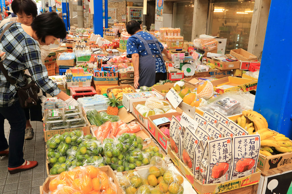 石垣島「ユーグレナモール」南国の果物があふれるお店