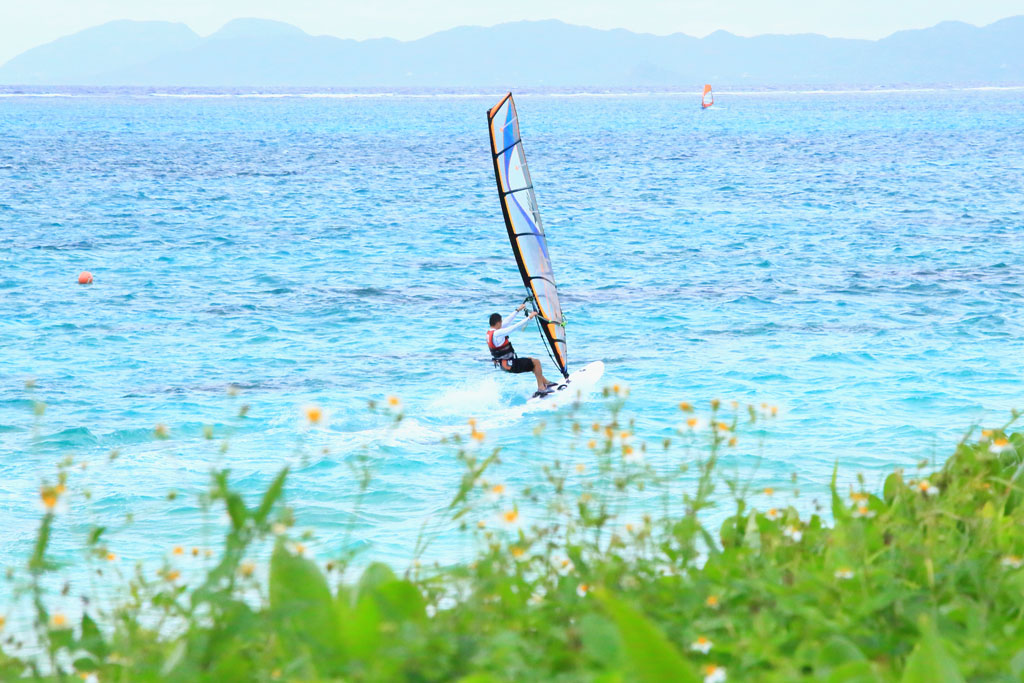 石垣島「川平ビーチ」珊瑚リーフ内のウインドサーフィン