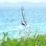 石垣島「川平ビーチ」サンゴ礁を疾走するウインドサーフィン