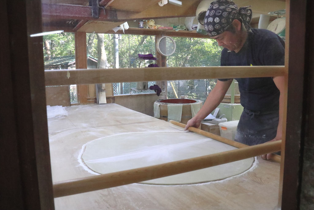 調布市深大寺蕎麦店「玉乃屋」店内での蕎麦打ち