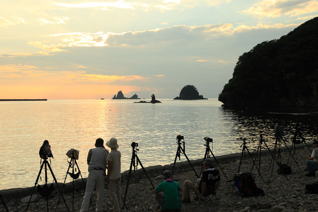 西伊豆「大田子海岸」夕日撮影の三脚群