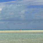 竹富島「コンドイビーチ」遠く浮かぶ砂洲を歩む二人