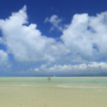 竹富島「コンドイビーチ」夏雲映えるソーダブルーのビーチ