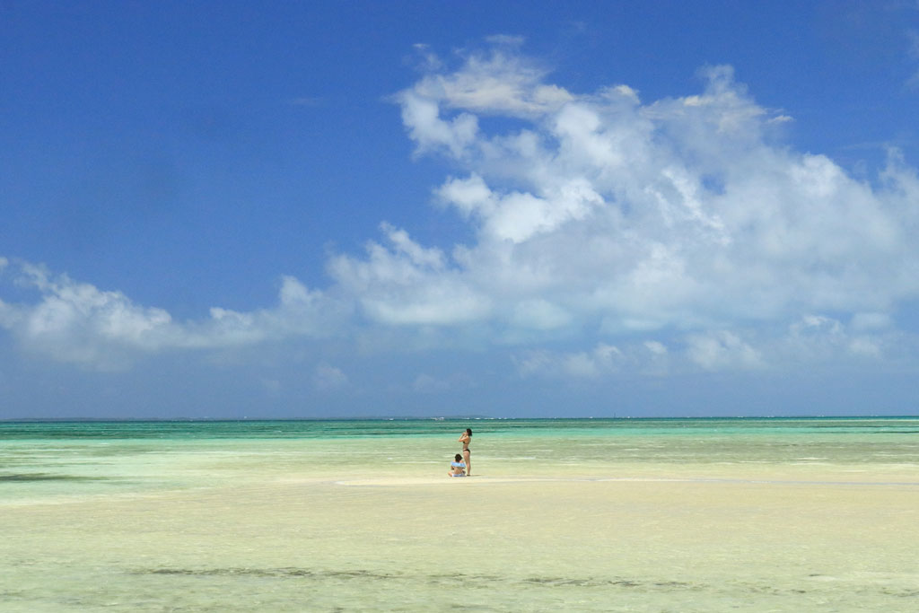 竹富島「コンドイビーチ」干潮時のビーチ風景