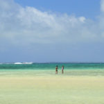 竹富島「コンドイビーチ」エメラルドグリーン世界の２人