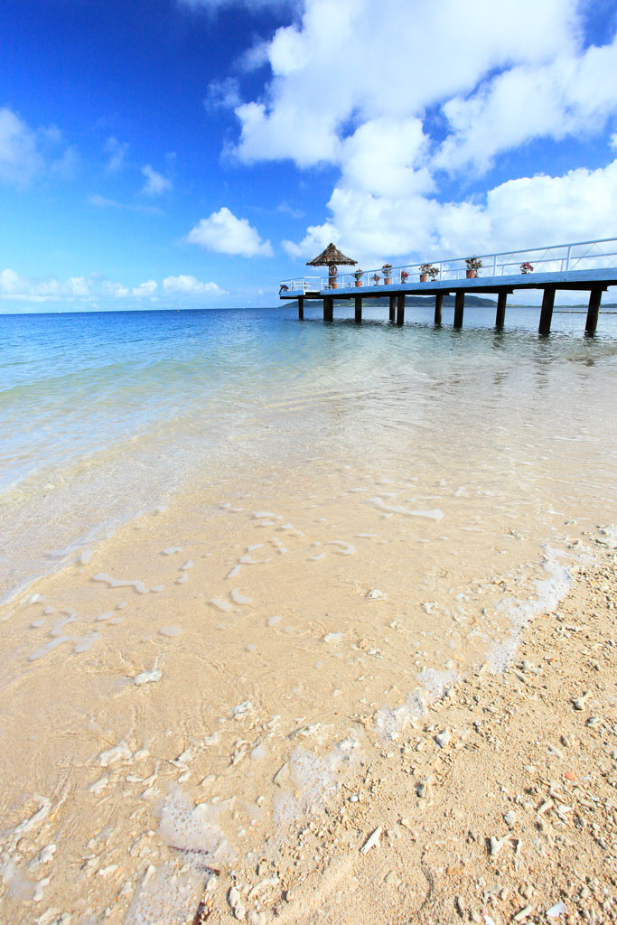 石垣島「フサキビーチ」夏雲に映えるビーチ桟橋