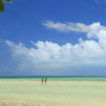 竹富島「コンドイビーチ」広大なサンゴ砂洲の二人