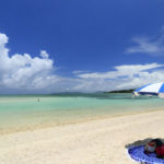 竹富島「コンドイビーチ」パラソルが似合う南国のビーチ