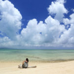 竹富島「西桟橋」夏雲映えるサンゴ礁を見つめる女性
