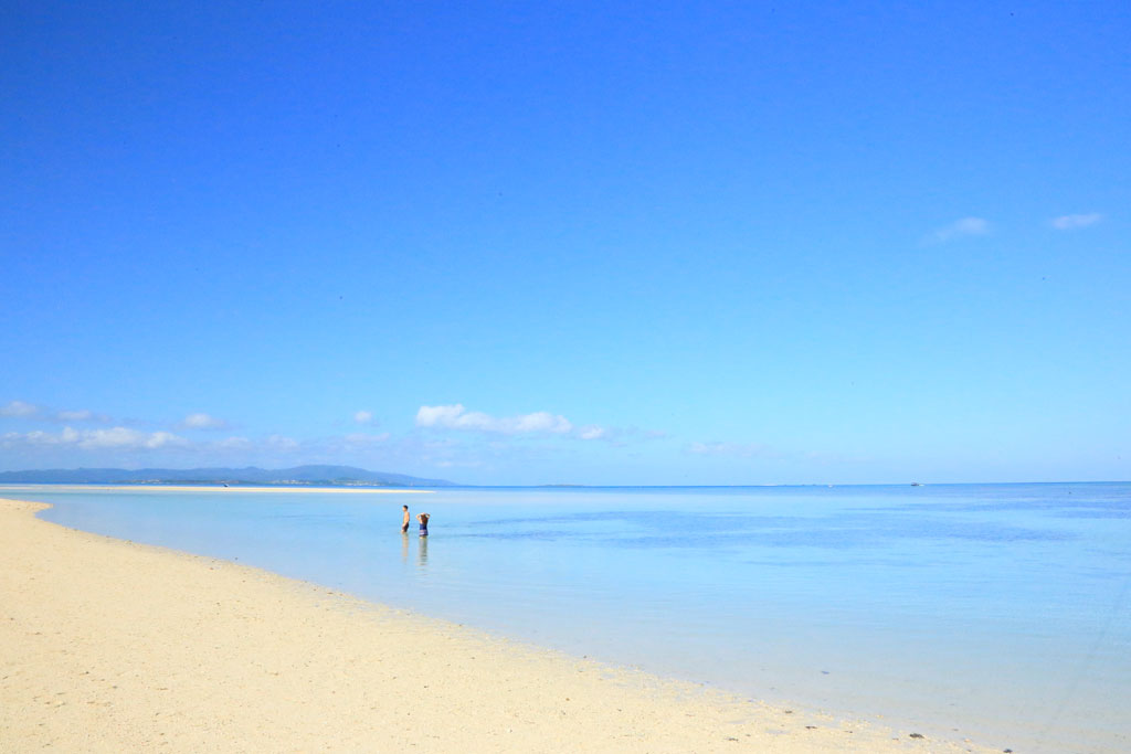 竹富島「コンドイビーチ」ビーチの若いカップル