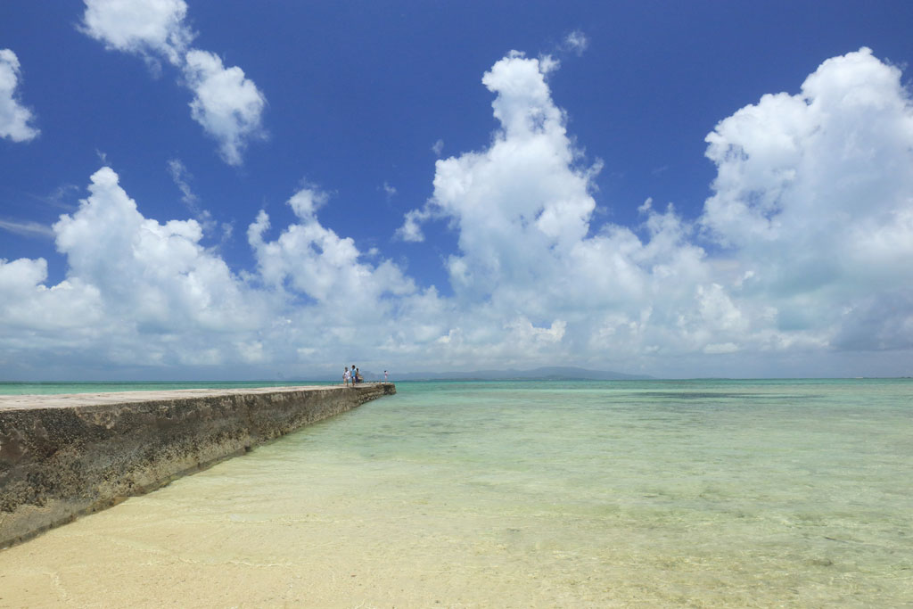 竹富島「西桟橋」夏雲に映える西桟橋
