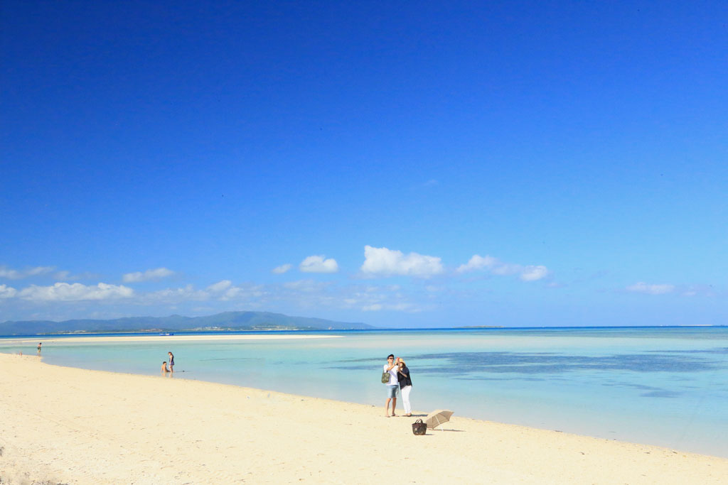 竹富島「コンドイビーチ」ビーチより遠く石垣島を望む