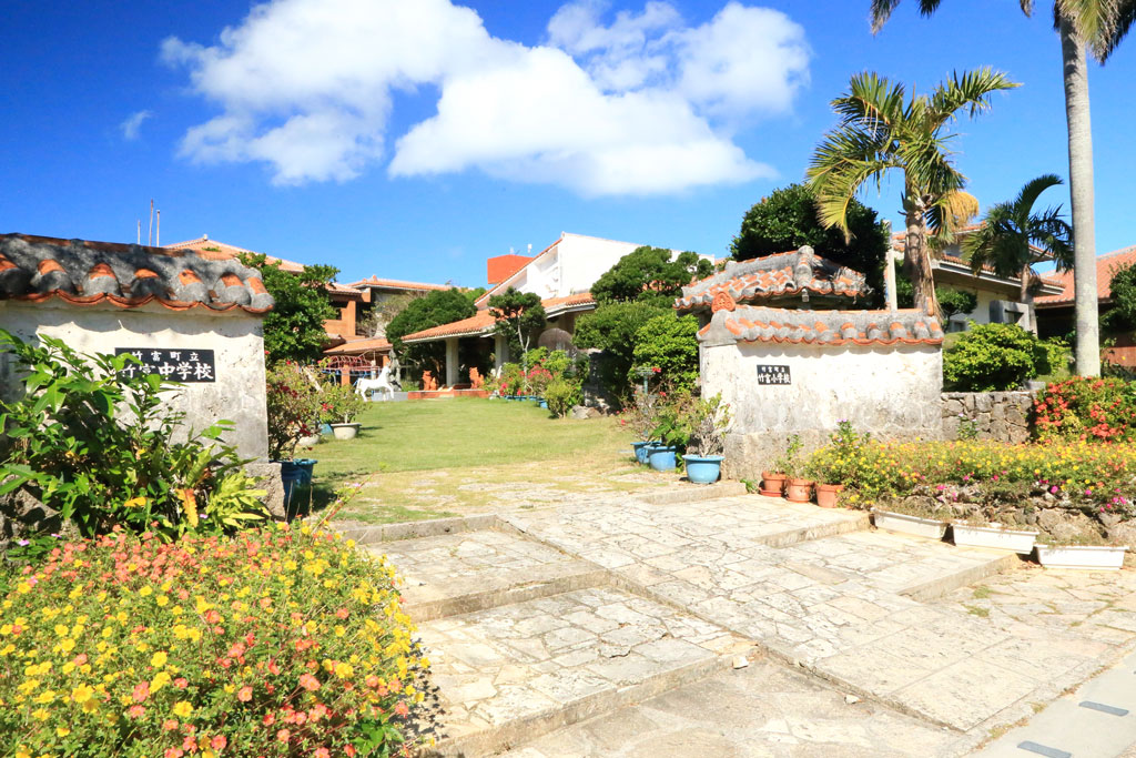 八重山諸島「竹富島」赤瓦の竹富小学校