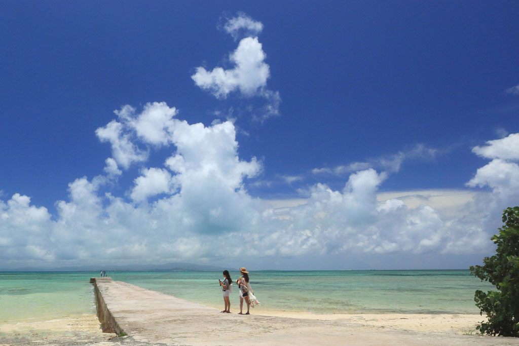 竹富島「西桟橋」夏雲と女性