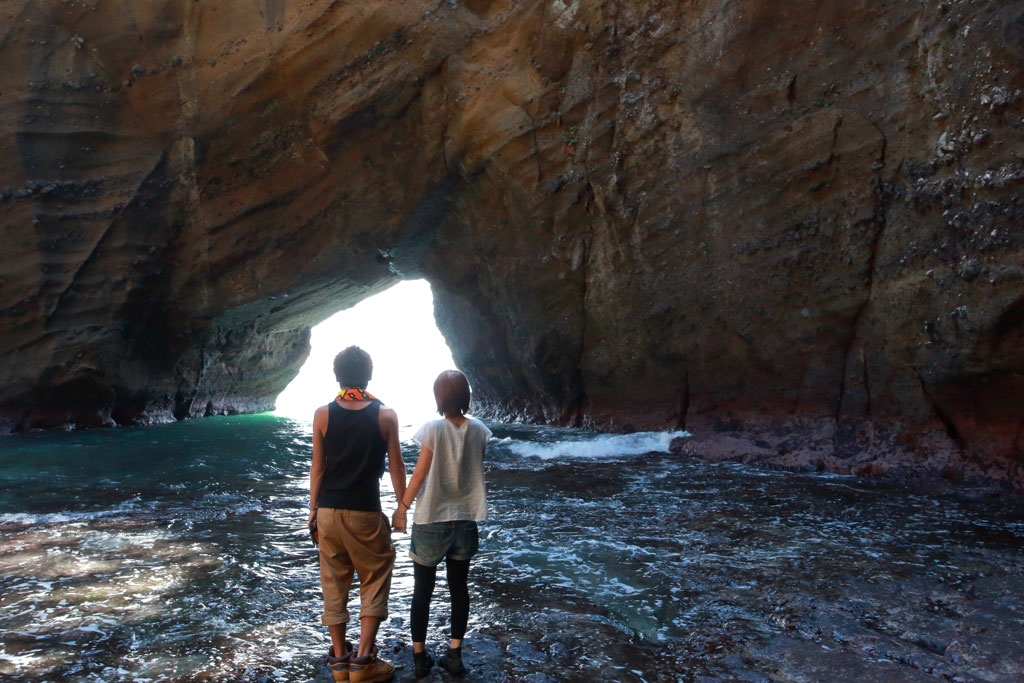 下田市「龍宮窟」洞窟内のカップル