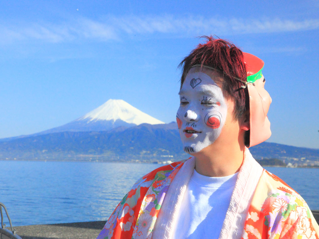 沼津市「大瀬まつり」富士山を背景に若衆のポーズ