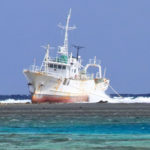 石垣島「川平ビーチ」サンゴ礁に座礁した難破船