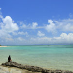 竹富島「コンドイビーチ」エメラルドグリーンの世界を独り眺める