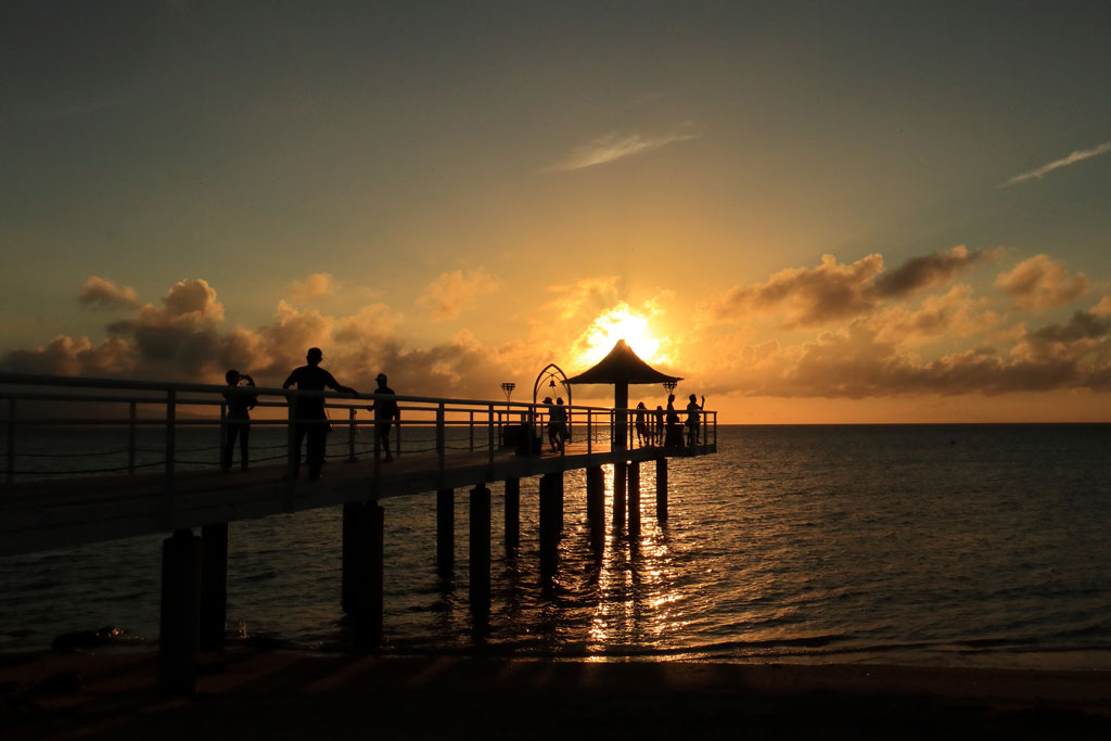 石垣島「フサキビーチ」ビーチ桟橋に沈む夕日