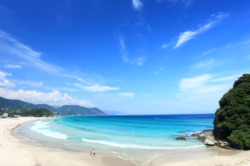 下田市「白浜海岸」青く澄んだ初夏の海岸風景