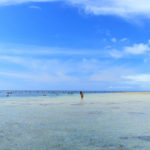 石垣島「米原ビーチ」浅瀬で遊ぶ女性