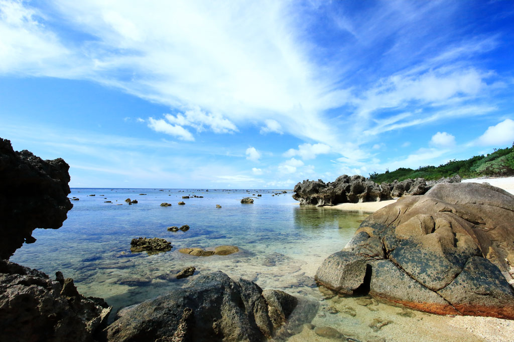 石垣島「米原海岸」奇岩と夏雲のビーチ