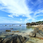 石垣島「米原ビーチ」奇岩越しのビーチ風景