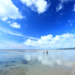 石垣島「米原ビーチ」夏空映えるビーチの親子