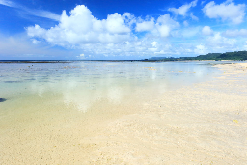 石垣島「米原海岸」夏雲に映えるビーチ