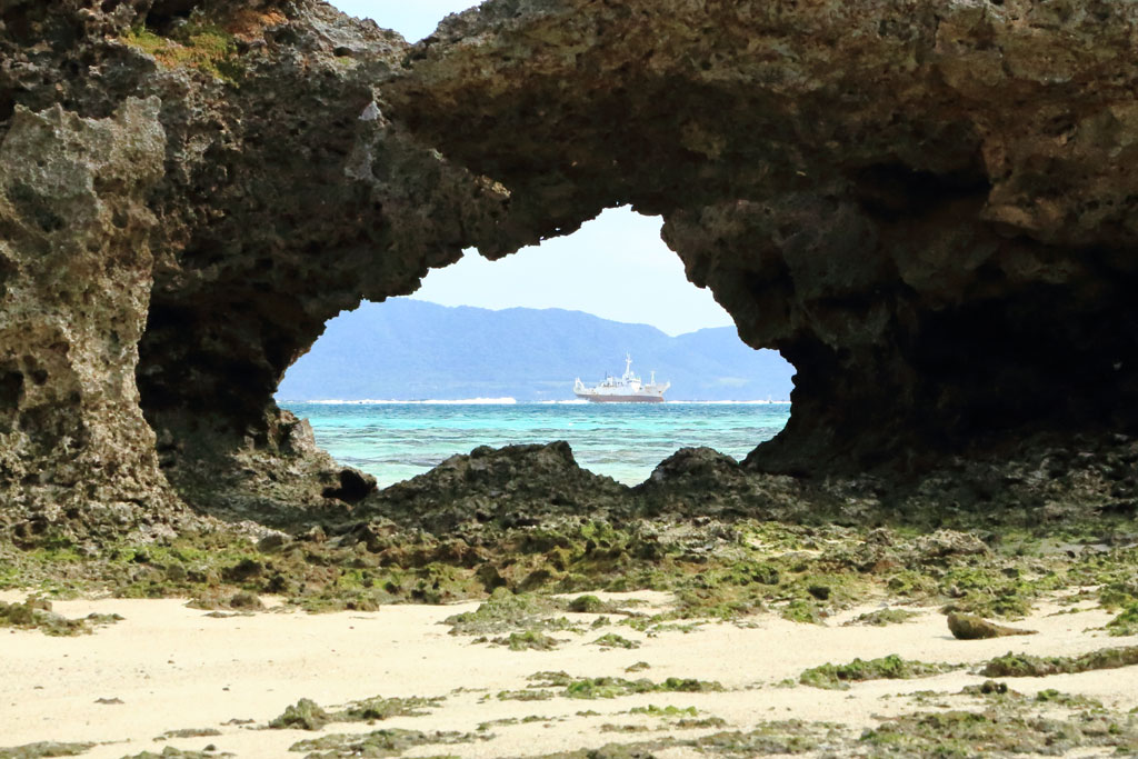 石垣島「川平ビーチ」ハート形の岩穴から難破船を望む